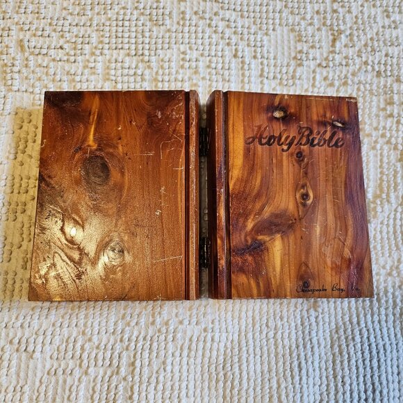 World Publishing Bible in Cedar Wooden Box - Chesapeake Bay Virginia KJV - Picture 11 of 11